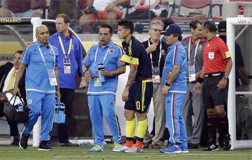 Colombian player James Rodríguez (c) leaves the field after injuring himself in a match against the United States. Photo: AP/Marcio Jose Sanchez
