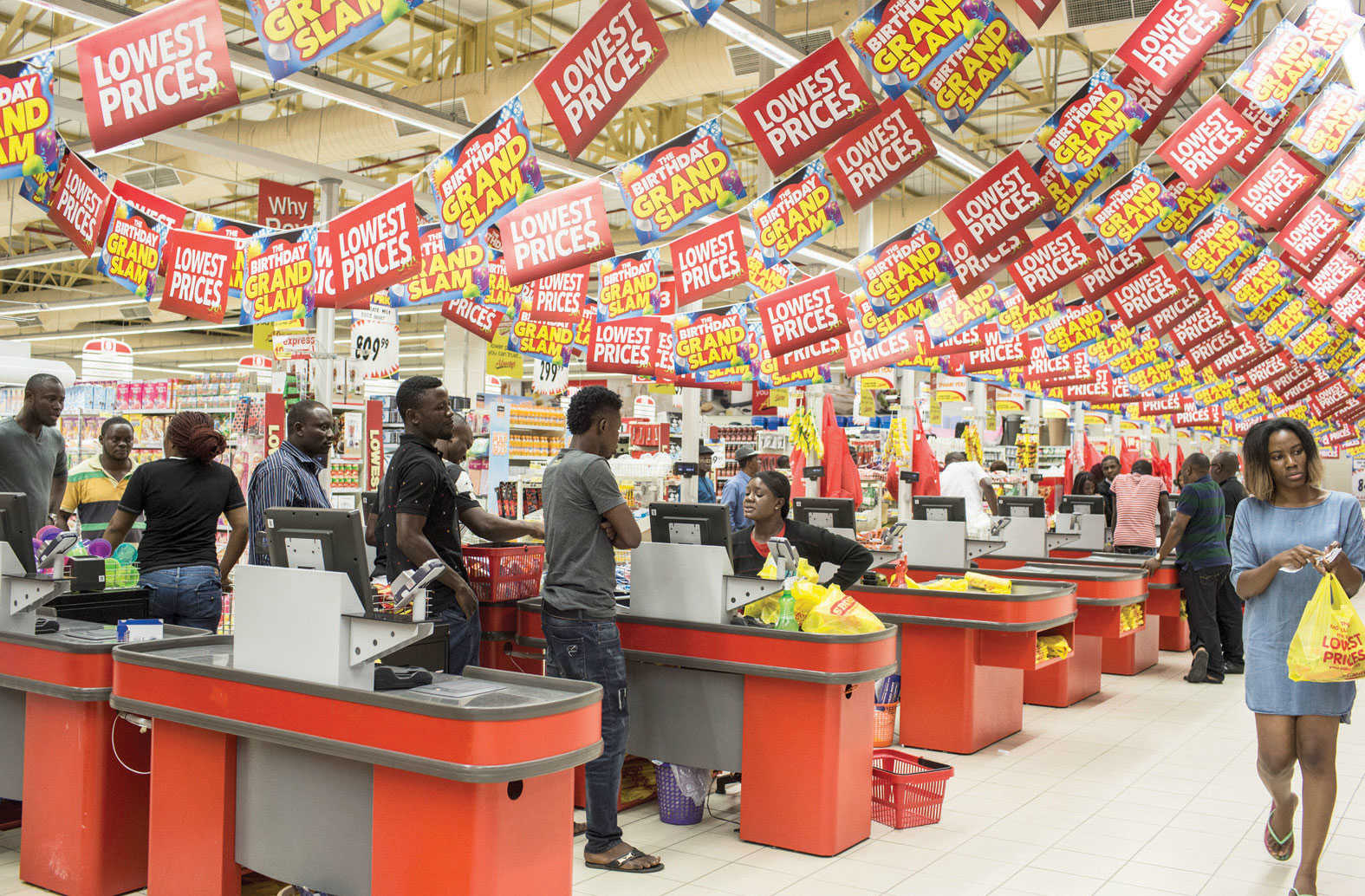 Big many shop. Нигерия супермаркет. Bargain Hunter. Магазин в Нигерии. Торговый центр в Нигерии.