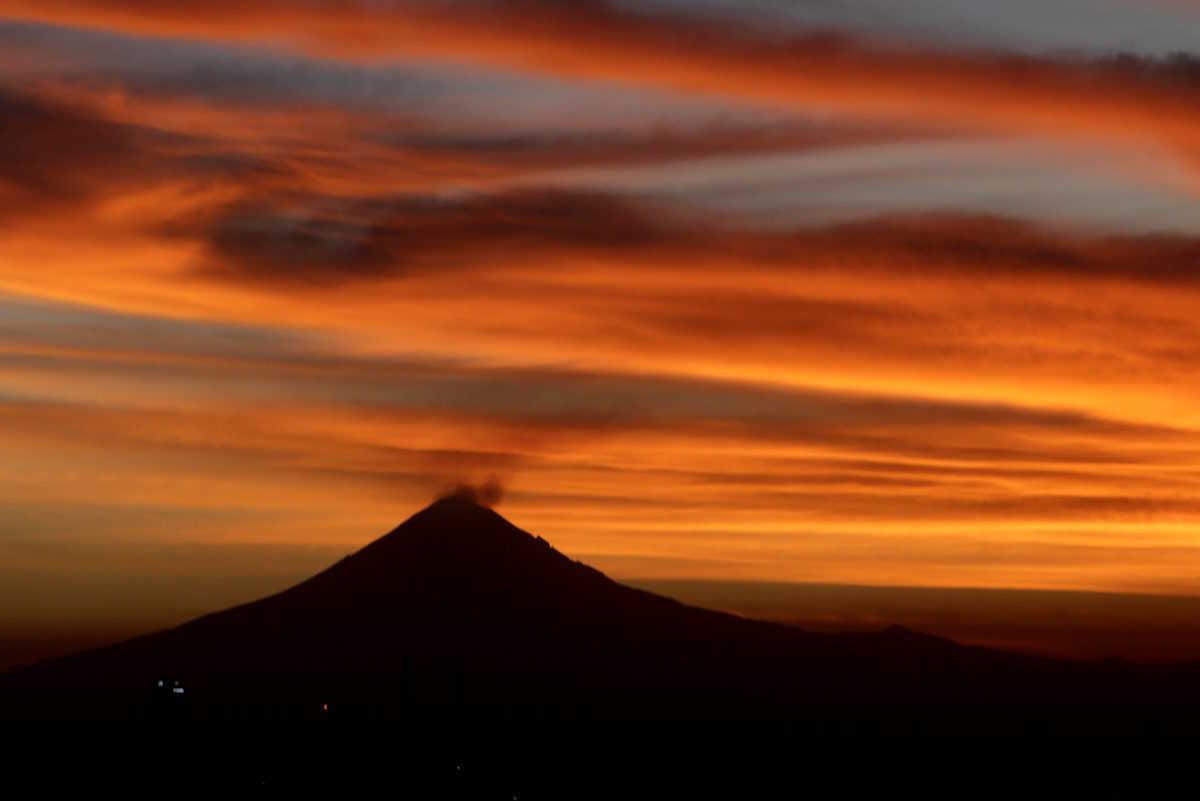 60330173. Puebla, 30 Mar. 2016 (Notimex- Carlos Pacheco).- En la mitología mexica, Popocatépetl fue un valiente guerrero quién amaba a la doncella Iztaccíhuatl. Sin embargo existen diversas versiones de la misma leyenda, las cuales coinciden en un guerrero llamado Popoca que al regresar victorioso del campo de batalla se encuentra con la inesperada muerte de su princesa amada. NOTIMEX/FOTO/CARLOS PACHECO/FRE/HUM/