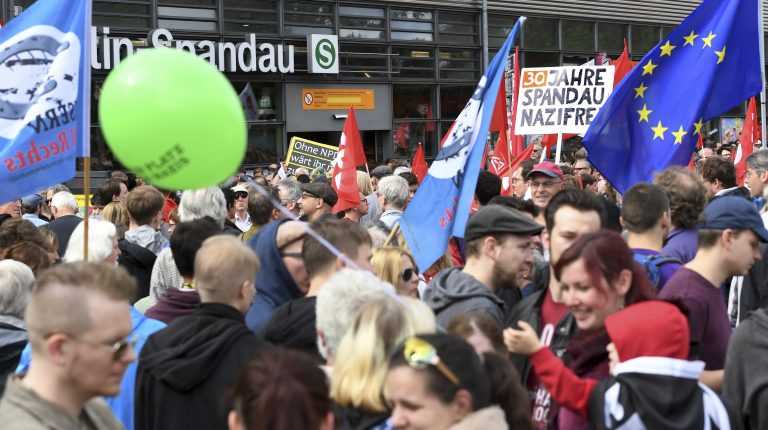Counter-protesters Block Neo-Nazi March to Berlin Prison