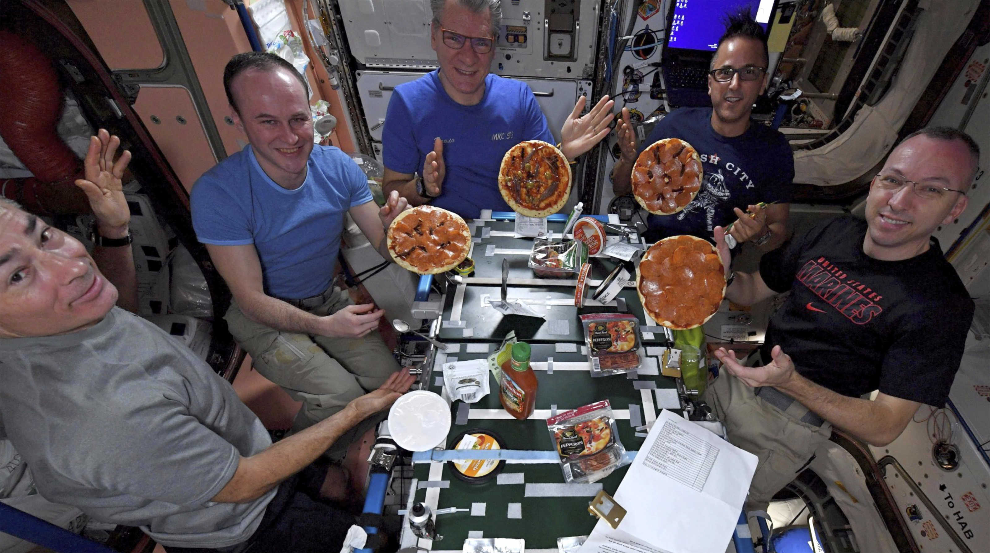 Что можно есть в космосе. Еда Космонавтов на МКС. Космонавты обедают в космосе. Кухня на космическом корабле. Пицца на МКС.