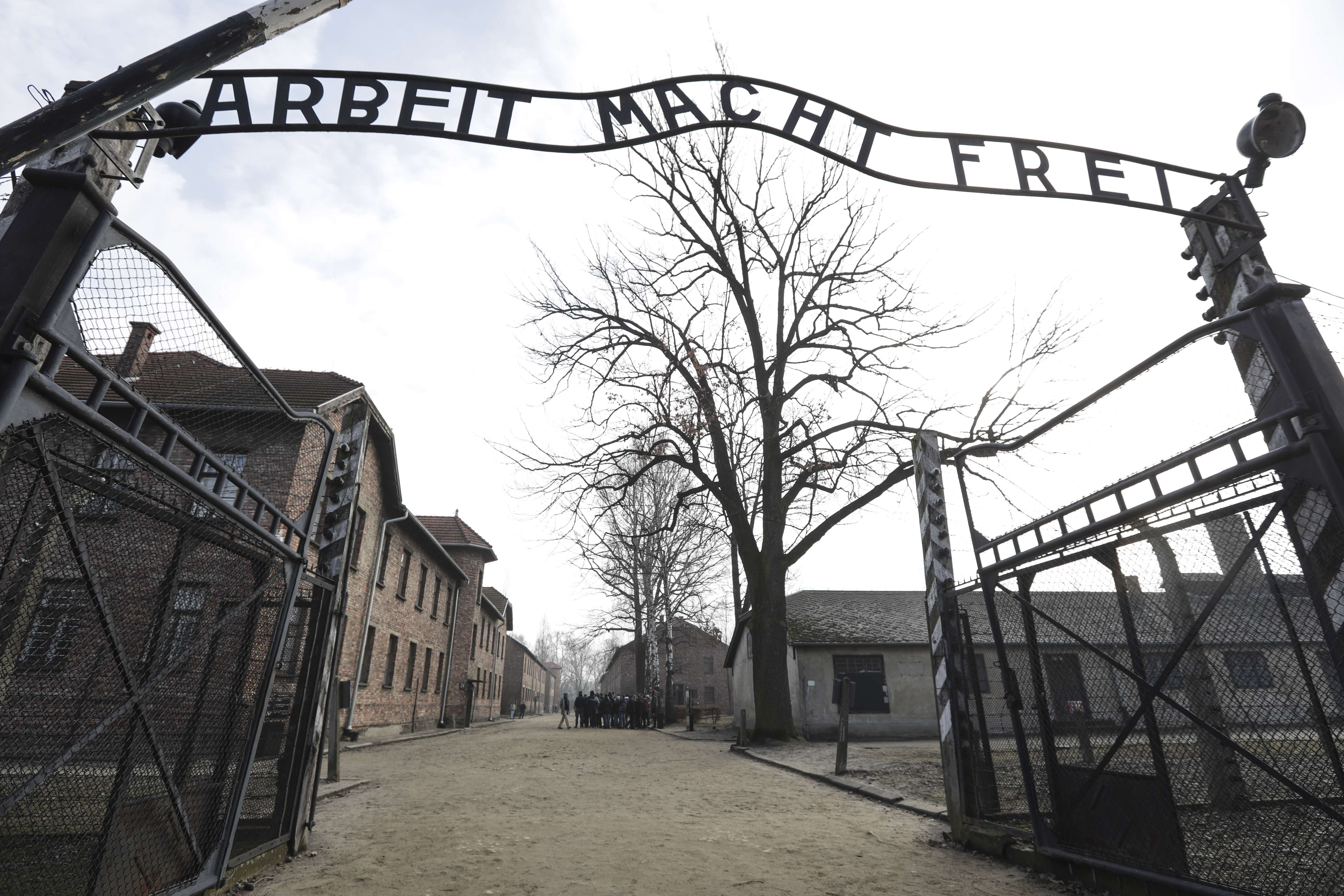 Camp gate. Ворота концлагеря Освенцим. Ворота лагеря Аушвиц. Аушвиц-Биркенау Освенцим. Арбайт Махт Фрай.