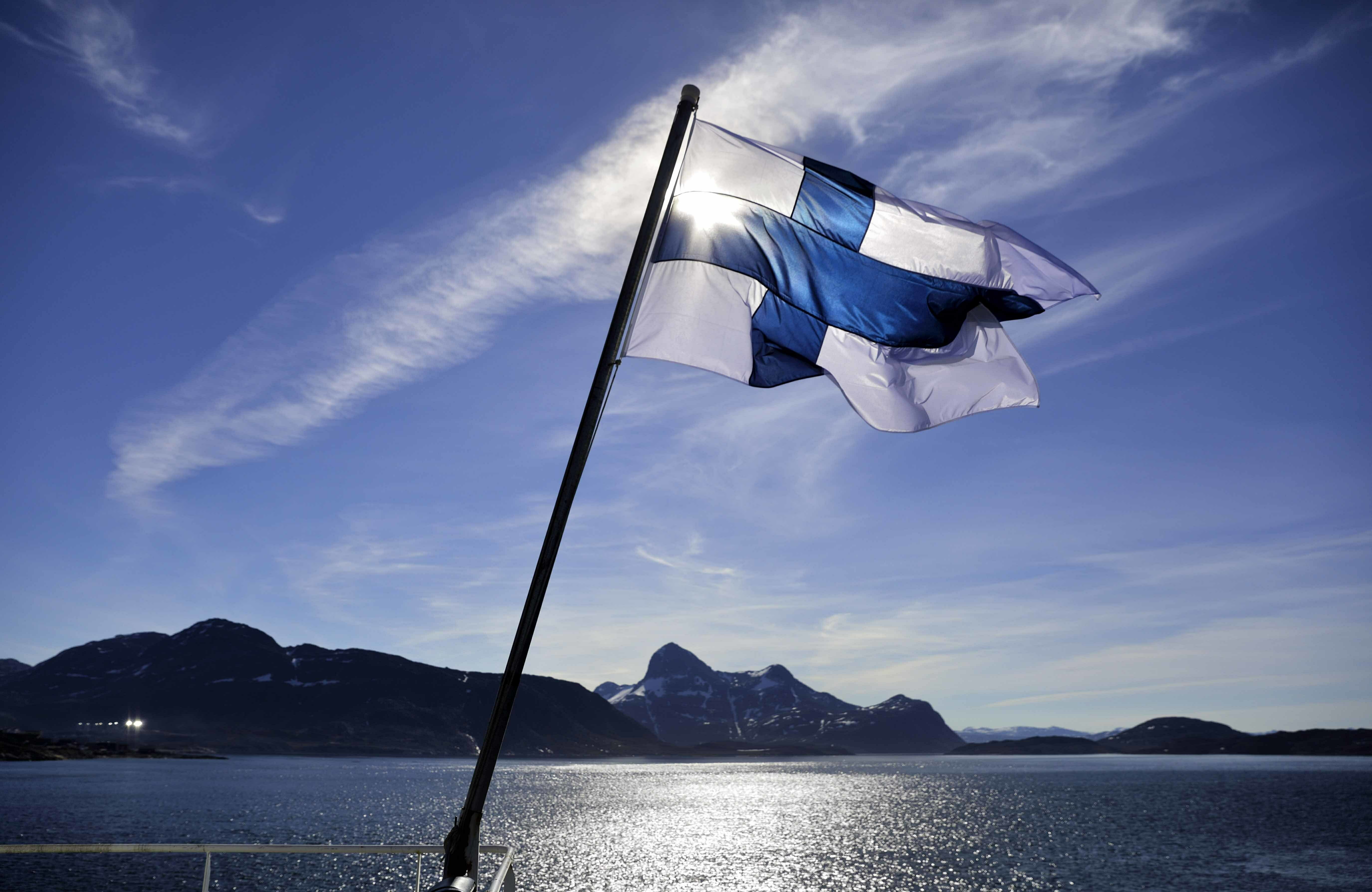 Финляндия другое название. Флаг Финляндия. Финляндия Хельсинки флаг. Флаг Финляндии и НАТО. Флаг Финляндии фото.